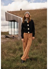 MOODO - Kardigan z kwiatową aplikacją czarny. Kolor: czarny. Materiał: poliamid, akryl, poliester. Wzór: aplikacja, kwiaty #1