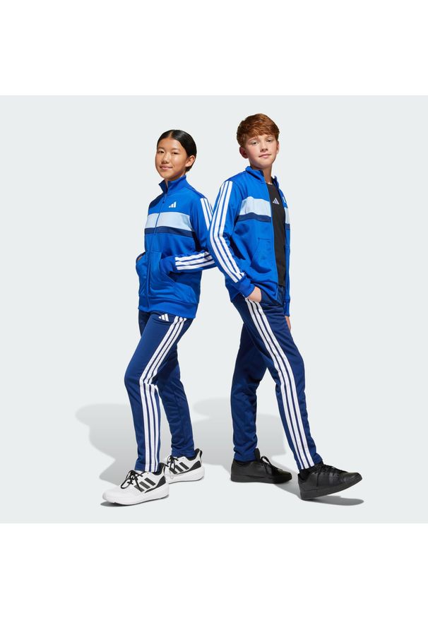 Adidas - Dres Seasonal Essentials Tiberio 3-Stripes Tricot Kids. Okazja: na uczelnię. Kolor: niebieski, wielokolorowy, biały. Materiał: dresówka. Styl: młodzieżowy, sportowy