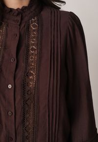 Born2be - Brązowa Koszula ze Stójką i Koronką Argochis. Typ kołnierza: kołnierzyk stójkowy. Kolor: brązowy. Materiał: koronka. Wzór: koronka #3