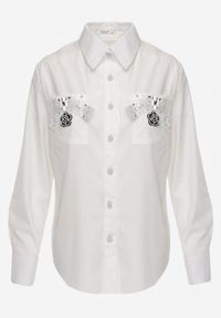 Renee - Biała Klasyczna Koszula z Kieszeniami Zdobiona Cyrkoniami i Kwiatowym Detalem Herlla. Kolor: biały. Długość rękawa: długi rękaw. Długość: długie. Wzór: kwiaty, aplikacja. Styl: klasyczny #2