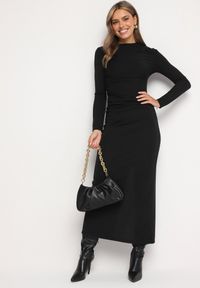 Born2be - Czarna Dopasowana Sukienka Koktajlowa z Modnym Drapowaniem i Rozcięciem Faeridae. Kolor: czarny. Styl: wizytowy #3