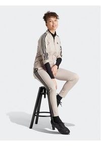 Adidas - adidas Dres Essentials 3-Stripes IJ8786 Beżowy Slim Fit. Kolor: beżowy. Materiał: syntetyk