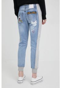 Desigual jeansy x Disney damskie high waist. Stan: podwyższony. Kolor: niebieski. Wzór: motyw z bajki #3