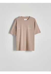 Reserved - T-shirt oversize z nadrukiem - beżowy. Kolor: beżowy. Materiał: bawełna, dzianina. Wzór: nadruk