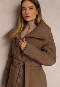 Renee - Brązowa Kurtka za Kolano Pikowana Chadi. Kolor: brązowy. Materiał: jeans, tkanina. Sezon: zima, jesień. Styl: klasyczny, elegancki #5