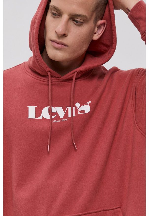 Levi's® - Levi's Bluza bawełniana męska kolor czerwony z kapturem z nadrukiem. Okazja: na spotkanie biznesowe. Typ kołnierza: kaptur. Kolor: czerwony. Materiał: bawełna. Wzór: nadruk. Styl: biznesowy