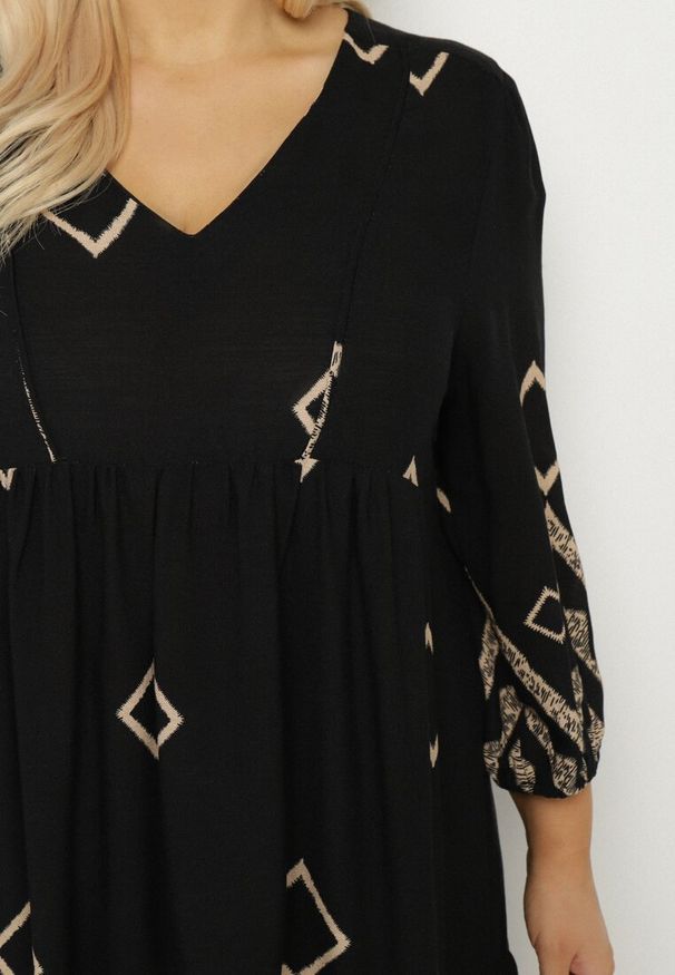 Born2be - Czarna Bawełniana Sukienka Pudełkowa w Geometryczny Wzór Claradina. Kolekcja: plus size. Kolor: czarny. Materiał: bawełna. Wzór: geometria. Typ sukienki: dla puszystych. Styl: elegancki