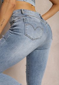 Renee - Niebieskie Jeansy Skinny Push Up Ozdobione Dziurami i Przetarciami Jellara. Kolor: niebieski. Wzór: aplikacja