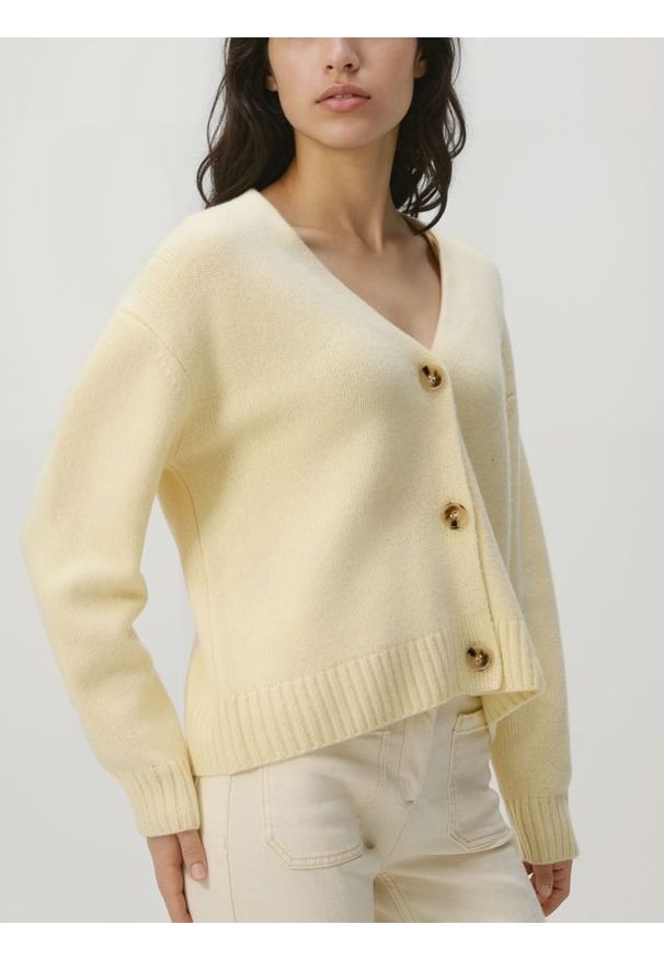 Reserved - Wełniany kardigan - jasnożółty. Kolor: żółty. Materiał: wełna