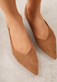 Born2be - Jasnobrązowe Balerinki z Imitacji Zamszu z Noskiem w Szpic Egynome. Okazja: na co dzień, na spotkanie biznesowe, do pracy. Kolor: brązowy. Materiał: zamsz. Styl: casual, biznesowy, elegancki #7