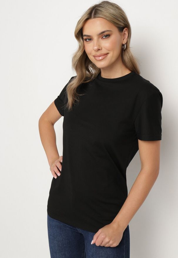 Born2be - Czarna Koszulka Bawełniana o Klasycznym Kroju Xloette. Okazja: na spacer, na co dzień. Kolor: czarny. Materiał: bawełna. Styl: klasyczny