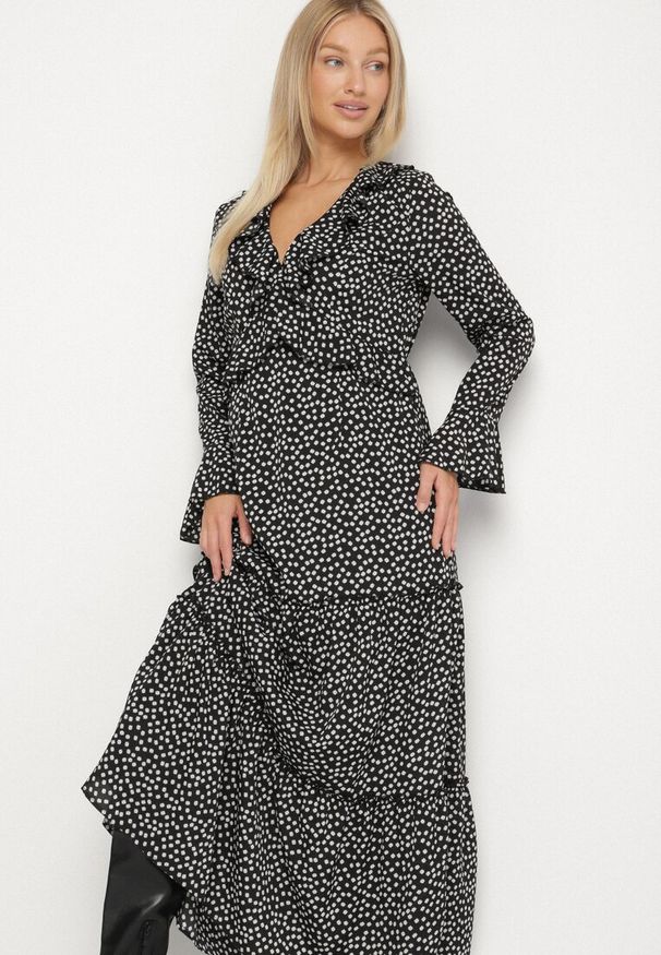 Born2be - Czarna Rozkloszowana Sukienka VICES z Falbankami Ativita. Okazja: do pracy, na co dzień, na spotkanie biznesowe. Typ kołnierza: kołnierz z falbankami. Kolor: czarny. Styl: elegancki, biznesowy, casual