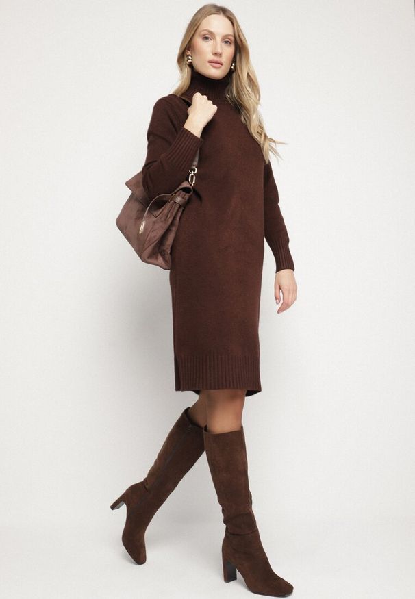 Born2be - Brązowa Dzianinowa Sukienka z Bawełną o Prostym Kroju z Golfem Tesala. Okazja: na spotkanie biznesowe, do pracy. Typ kołnierza: golf. Kolor: brązowy. Materiał: dzianina, bawełna. Wzór: jednolity. Typ sukienki: proste. Styl: klasyczny, biznesowy