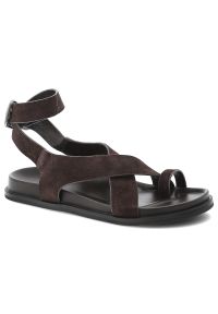 Sandały damskie S.Barski, cholewka ze skóry naturalnej zamszowej pasek wokół kostki płaska podeszwa casualowy styl, brązowe, CR61-3049. Okazja: na co dzień. Zapięcie: pasek. Kolor: brązowy. Materiał: skóra, zamsz. Obcas: na płaskiej podeszwie. Styl: casual #1