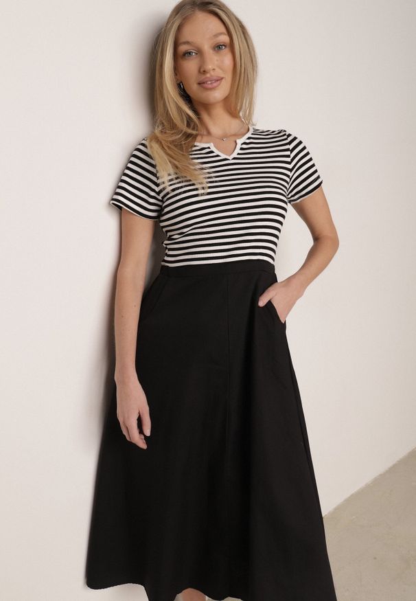 Born2be - Biało-Czarna Rozkloszowana Sukienka z Bawełny Imitująca Bluzkę w Paski i Spódnicę Chathusa. Okazja: na co dzień. Kolor: biały. Materiał: bawełna. Wzór: paski. Sezon: lato. Typ sukienki: rozkloszowane, proste. Styl: casual, klasyczny