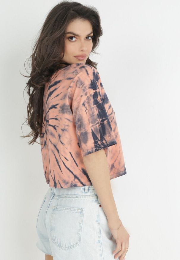 Born2be - Różowy Krótki T-shirt z Nadrukiem Tie-Dye Comara. Kolor: różowy. Długość: krótkie. Wzór: nadruk. Styl: wakacyjny