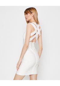 HERVE LEGER - Biała sukienka bandażowa. Okazja: na imprezę. Kolor: biały. Materiał: materiał. Wzór: paski. Długość: mini #1