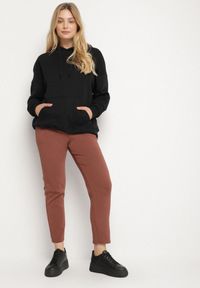 Born2be - Ciemnobrązowe Spodnie Dresowe z Ozdobą z Boku Rialane. Okazja: na co dzień. Kolekcja: plus size. Kolor: brązowy. Materiał: dresówka. Wzór: aplikacja. Styl: casual, elegancki #3