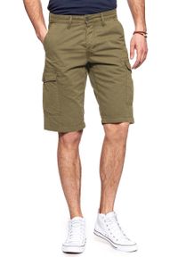 Wrangler - KRÓTKIE SPODENKI WRANGLER CARGO SHORT DUFFLEBAG GREEN W15DVD15U. Materiał: bawełna. Długość: krótkie. Wzór: moro. Styl: militarny