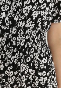 Born2be - Czarny Kombinezon Kala. Kolor: czarny. Materiał: wiskoza. Długość: krótkie. Wzór: kwiaty. Sezon: lato #2