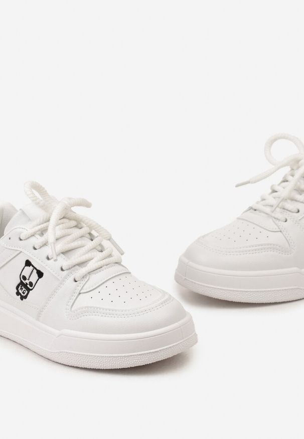 Born2be - Białe Sneakersy z Ekoskóry na Grubej Podeszwie z Naszywką i Sznurowaniem Irveta. Zapięcie: sznurówki. Kolor: biały. Wzór: aplikacja