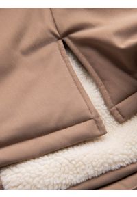 Ombre Clothing - Męska długa kurtka parka z kożuszkiem – beżowa V1 OM-JALJ-0181 - XXL. Typ kołnierza: kaptur. Kolor: beżowy. Materiał: materiał, syntetyk, wełna, poliester, guma. Długość: długie. Wzór: aplikacja. Styl: klasyczny #4