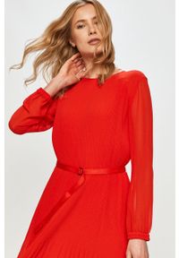 Calvin Klein - Sukienka. Okazja: na co dzień. Kolor: czerwony. Materiał: tkanina, poliester, materiał. Długość rękawa: długi rękaw. Typ sukienki: rozkloszowane, proste. Styl: casual. Długość: mini #2