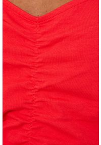 medicine - Medicine t-shirt damski kolor czerwony. Typ kołnierza: dekolt w karo. Kolor: czerwony. Materiał: dzianina. Długość rękawa: krótki rękaw. Długość: krótkie. Wzór: gładki #2