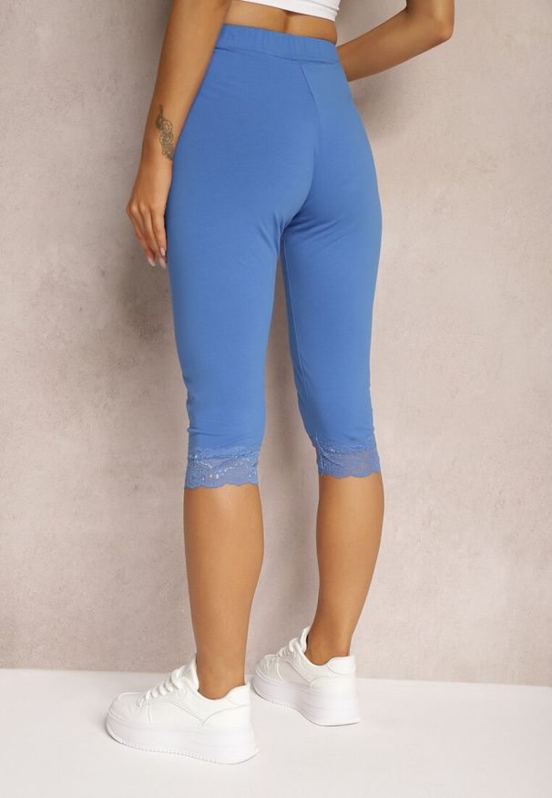 Renee - Niebieskie Spodnie z Bawełny o Długości 3/4 Legginsy Abiknia. Okazja: na co dzień. Kolekcja: plus size. Kolor: niebieski. Materiał: bawełna. Wzór: aplikacja. Styl: elegancki, casual