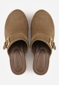 Renee - Zielone Klapki Chodaki na Słupku z Cholewką z Nitami i Paskiem z Klamerką Jinnor. Kolor: zielony. Materiał: zamsz. Wzór: ażurowy, haft. Sezon: lato. Obcas: na słupku. Styl: boho, rockowy. Wysokość obcasa: średni #5