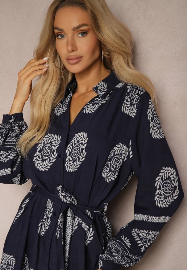 Renee - Granatowa Sukienka Koszulowa Wiązana w Pasie w Stylu Boho Rorisha. Kolor: niebieski. Materiał: tkanina. Typ sukienki: koszulowe. Styl: boho
