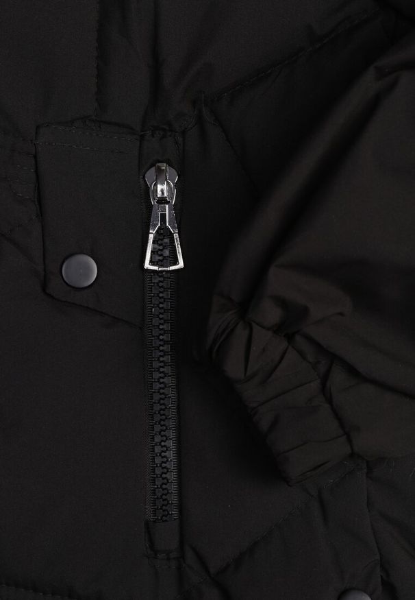 Renee - Czarna Kurtka z Kapturem Ozdobiona Pikowaniem Lilora. Okazja: na co dzień, na spacer. Typ kołnierza: kaptur. Kolor: czarny. Materiał: jeans. Wzór: aplikacja. Styl: casual, elegancki