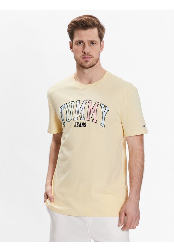 Tommy Jeans T-Shirt College Pop DM0DM16401 Żółty Regular Fit. Kolor: żółty. Materiał: bawełna