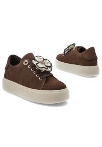 Czekoladowe Sneakersy Karino Modne Obuwie Damskie. Okazja: na co dzień. Kolor: brązowy. Materiał: materiał, welur. Szerokość cholewki: normalna. Wzór: kwiaty. Styl: casual #5