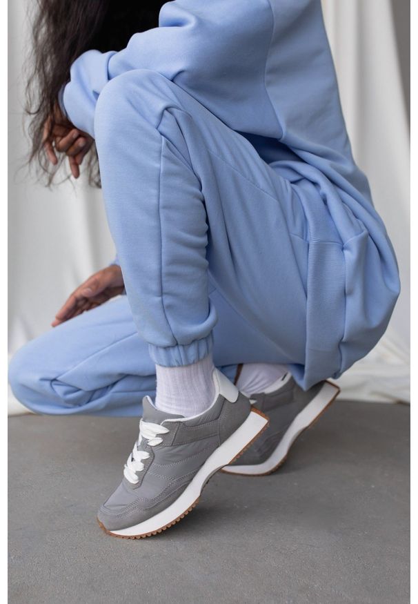 Marsala - Spodnie dresowe typu jogger w kolorze CORNFLOWER BLUE - DISPLAY. Stan: podwyższony. Materiał: dresówka. Styl: elegancki