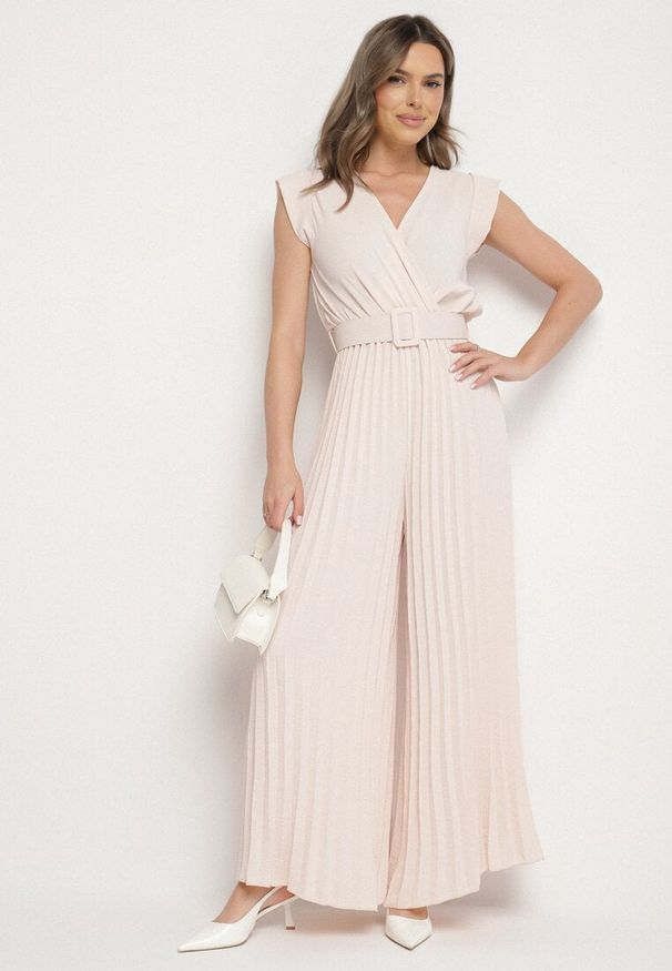Born2be - Beżowy Kombinezon o Kopertowym Kroju z Plisami i Paskiem w Talii Salivania. Okazja: na ślub cywilny, na imprezę, na wesele, na studniówkę. Kolor: beżowy. Styl: klasyczny, elegancki
