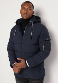 Born2be - Granatowa Pikowana Kurtka z Odpinanym Kapturem i Ściągaczami w Paski przy Rękawach Atinthea. Okazja: na co dzień. Kolor: niebieski. Materiał: jeans. Wzór: paski. Styl: elegancki, casual #4