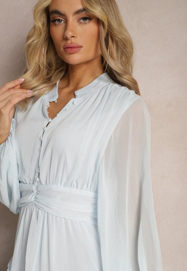 Renee - Jasnoniebieska Elegancka Sukienka w Stylu Vintage z Powlekanymi Guzikami i Marszczeniami Lefandia. Typ kołnierza: kołnierzyk stójkowy. Kolor: niebieski. Styl: elegancki, vintage