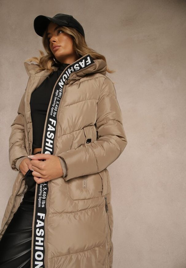 Renee - Beżowa Pikowana Kurtka o Długim Kroju z Kapturem Zdobiona Taśmą z Napisami Galiadea. Okazja: na spotkanie biznesowe, do pracy, na co dzień. Typ kołnierza: kaptur. Kolor: beżowy. Materiał: poliester. Długość: długie. Wzór: napisy, aplikacja. Styl: elegancki, casual, biznesowy