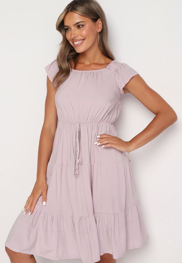 Born2be - Różowa Rozkloszowana Sukienka w Hiszpańskim Stylu z Gumką w Pasie Yemvia. Okazja: na co dzień. Typ kołnierza: dekolt hiszpanka. Kolor: różowy. Materiał: bawełna, jeans, materiał, wiskoza. Sezon: lato. Typ sukienki: proste. Styl: casual, elegancki