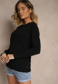 Renee - Czarny Sweter o Klasycznym Kroju z Ozdobnymi Guziczkami po Bokach Melornia. Okazja: na co dzień. Kolor: czarny. Styl: klasyczny