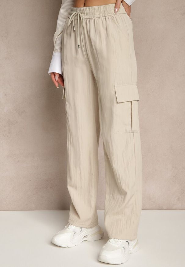 Renee - Jasnobeżowe Spodnie Cargo z Bawełną o Szerokim Kroju High Waist Mairiora. Okazja: na co dzień. Stan: podwyższony. Kolor: beżowy. Materiał: bawełna. Styl: casual