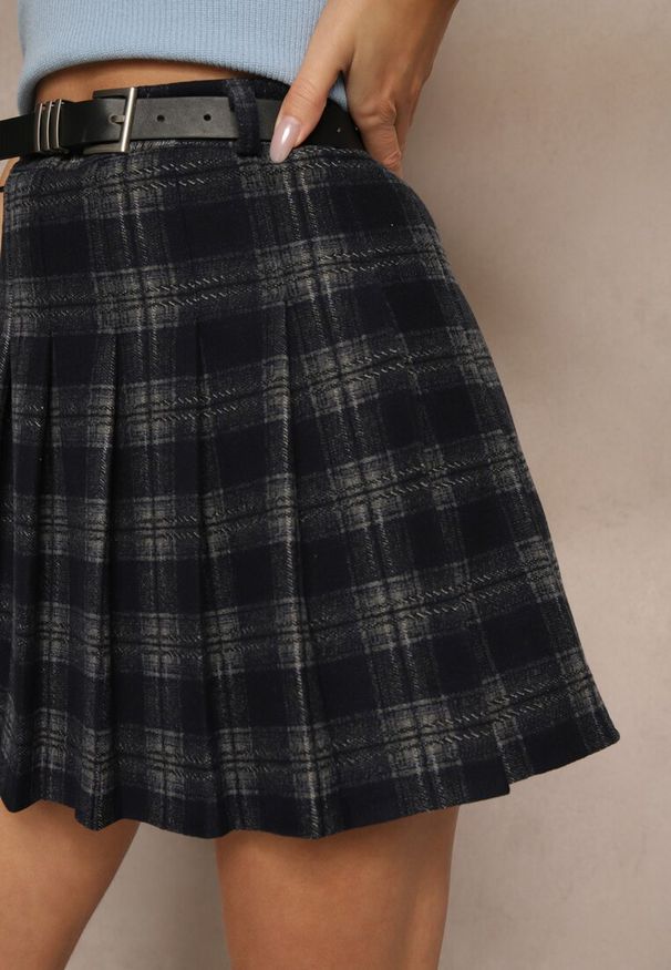 Renee - Granatowe Trapezowe Spódnico-Spodenki Plisowane z Wiskozą High Waist w Kratę z Paskiem Filiana. Okazja: na co dzień. Stan: podwyższony. Kolor: niebieski. Materiał: wiskoza. Styl: casual, elegancki