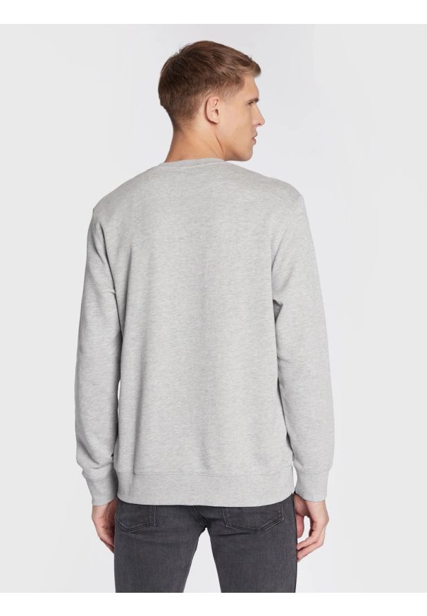 Wrangler - WRANGLER FRAME LOGO CREW MĘSKA BLUZA NADRUK MID GREY W662HAX37 112320241. Okazja: na co dzień. Materiał: jeans, skóra, bawełna. Długość rękawa: długi rękaw. Długość: długie. Wzór: nadruk. Sezon: lato. Styl: casual, klasyczny