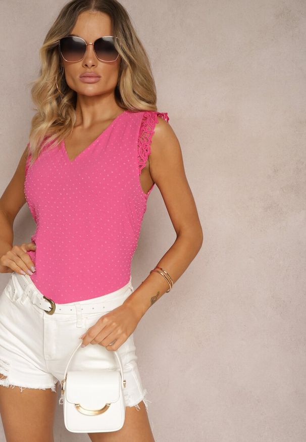 Renee - Fuksjowa Bluzka Top z Tkaniny Plumeti z Ozdobną Koronką Caliya. Okazja: na co dzień. Kolor: różowy. Materiał: koronka, tkanina. Wzór: koronka. Styl: casual