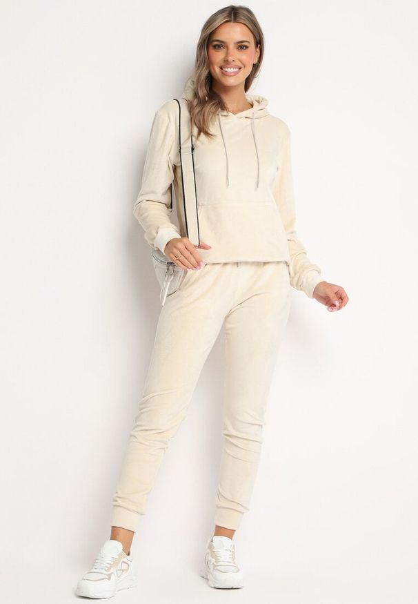 Born2be - Jasnobeżowy Welurowy Komplet Dresowy Bluza z Kapturem Spodnie z Gumką w Talii Ilseria. Kolor: beżowy. Materiał: dresówka, welur