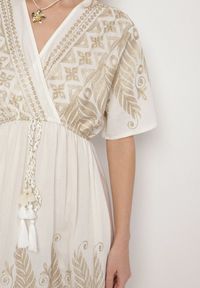 Born2be - Biała Kopertowa Sukienka z Wiskozy Zdobiona Frędzlami i Metalicznym Haftem Redeirae. Okazja: na spacer, na co dzień. Typ kołnierza: dekolt w serek. Kolor: biały. Materiał: wiskoza. Wzór: aplikacja, haft. Typ sukienki: kopertowe. Styl: casual, klasyczny #6
