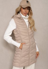 Renee - Beżowa Kamizelka Pikowana z Kieszeniami i Odpinanym Kapturem Sailenne. Okazja: na spacer. Kolor: beżowy. Materiał: bawełna, jeans. Styl: sportowy, elegancki