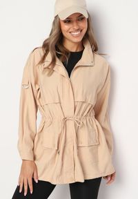 Born2be - Ciemnobeżowa Kurtka Parka z Bawełną Ściągana w Pasie Troczkiem Zapinana na Napy Velethra. Okazja: na co dzień. Kolor: beżowy. Materiał: bawełna. Styl: casual #1