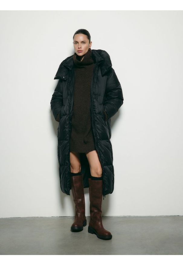 Reserved - Puchowy płaszcz z kapturem - czarny. Typ kołnierza: kaptur. Kolor: czarny. Materiał: puch